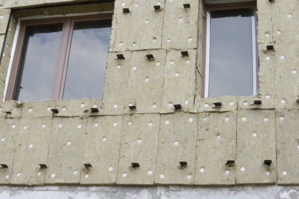 Базалтовата вата се използва успешно за фасадна изолация.