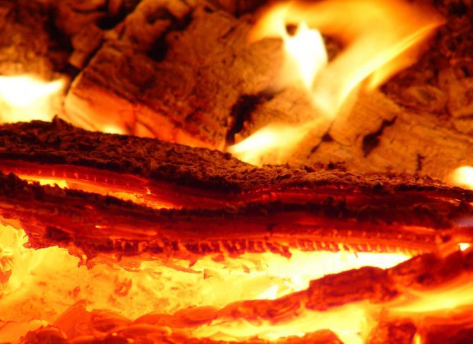 За да накара дървото да изгори по-бързо, то може да се излее с всякаква течност, която бързо се запалва