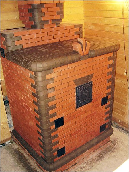 Дори и най-малката тухлена печка може не само да затопли къщата, но и да я украси.