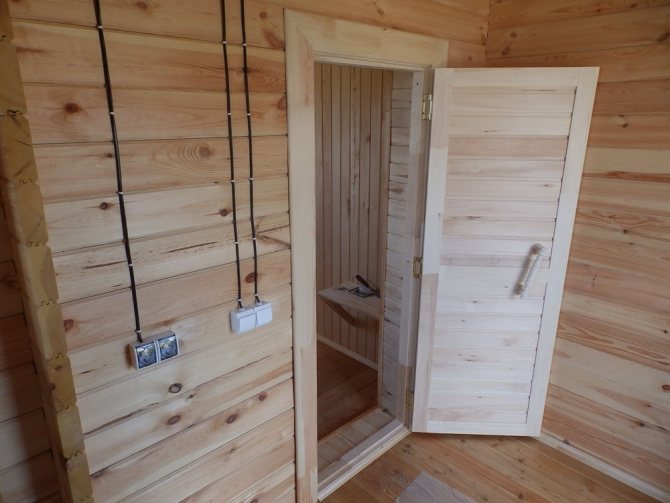 Дървена врата към парната баня