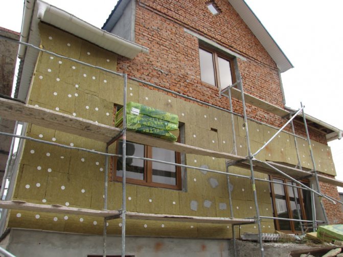 За топлоизолация на стени, покриви, фасади и други части на сгради, както и за изолация на оборудване се използва минерална вата с дебелина от 50 до 150 mm