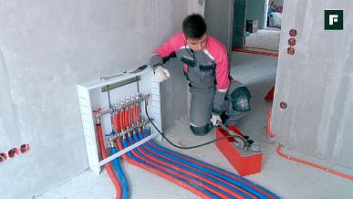 Снимка - Свързване на подови тръби с колектор
