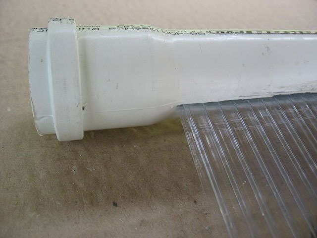 Фрагмент от слънчев колектор, изработен от пластмасова тръба и клетъчен поликарбонат