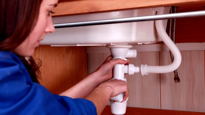 Капанът за миризма за мивката или мивката е оборудван със система за преливане - допълнителна тръба, благодарение на която се елиминира вероятността от наводняване на апартамента