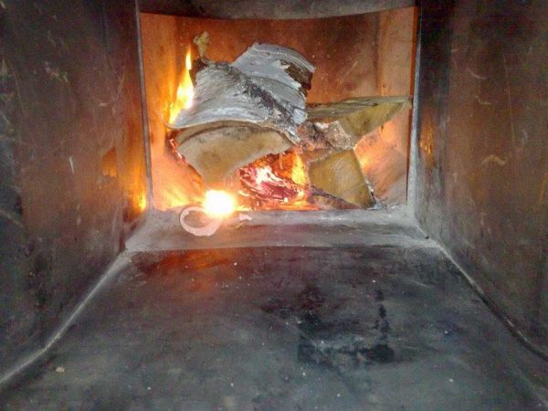 Интензивността на изгарянето на дърва в горивната камера може лесно да се регулира