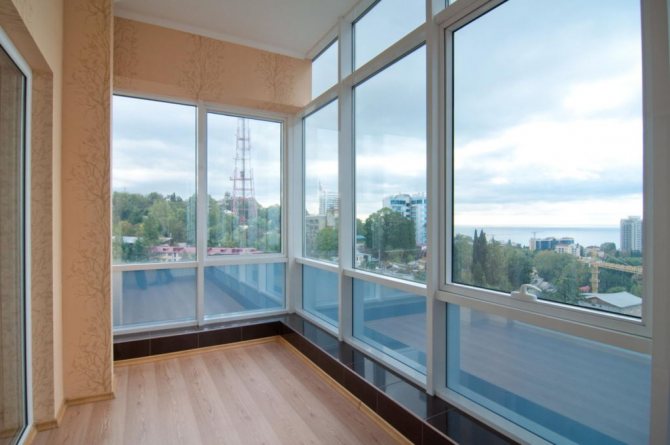 Как красиво да украсите балкон с панорамно остъкляване