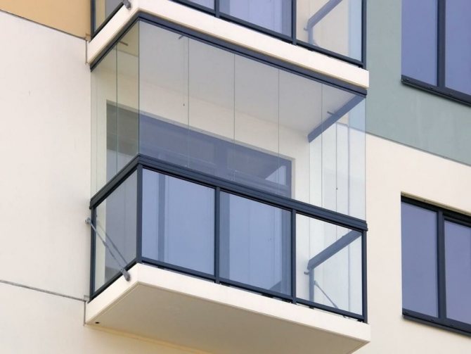Как изглежда стъклен прозрачен балкон?