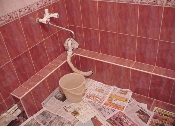 Как да скриете тръби в банята