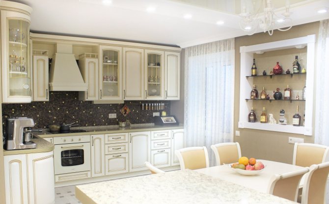 Кухня в класически стил с бежов лакиран опънат таван в дизайнерския проект.