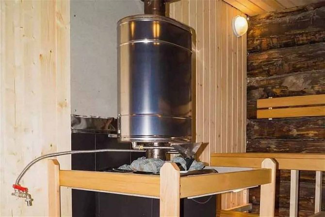 Метален резервоар за нагряване на вода във ваната над печката