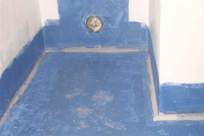 Нанесената изолация на пода и стените ще предпази повърхността от изтичане и пръски.