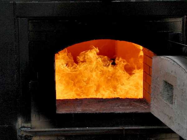 Когато избирате въглища за печка, се ръководете не само от нейните характеристики. Струва си да се обърне внимание на разходите за доставка и препоръките на производителите на котли.