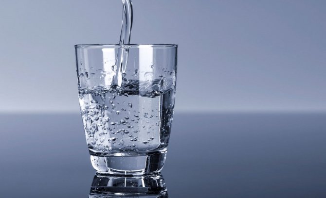 Популярен начин за измерване на влажността на въздуха е използването на чаша вода