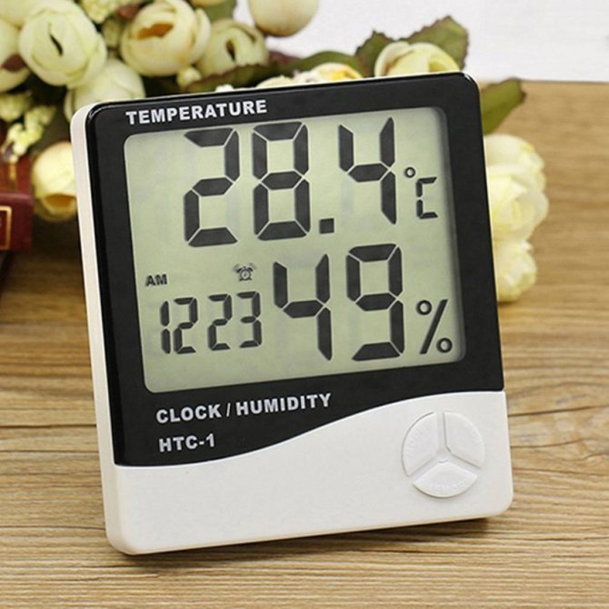 Съвременен инструмент, показващ температура, време и влажност
