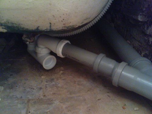 Под банята има канализация - Какво да правя?