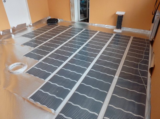 Монтаж на фолио за подово отопление в хол