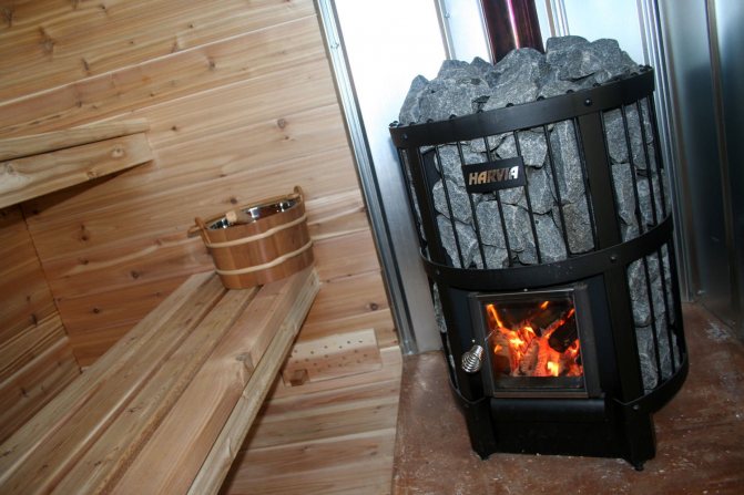 Инсталирането на печка на дърва в баня от дървена къща се регулира от строителните правила и стандартите за пожарна безопасност